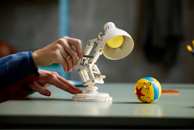 Explora los Secretos del Set LEGO® 21357: Luxo Jr. y la Pelota de Pixar