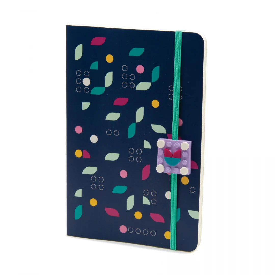 Cuaderno LEGO® DOTS con una placa y bloques para decorar