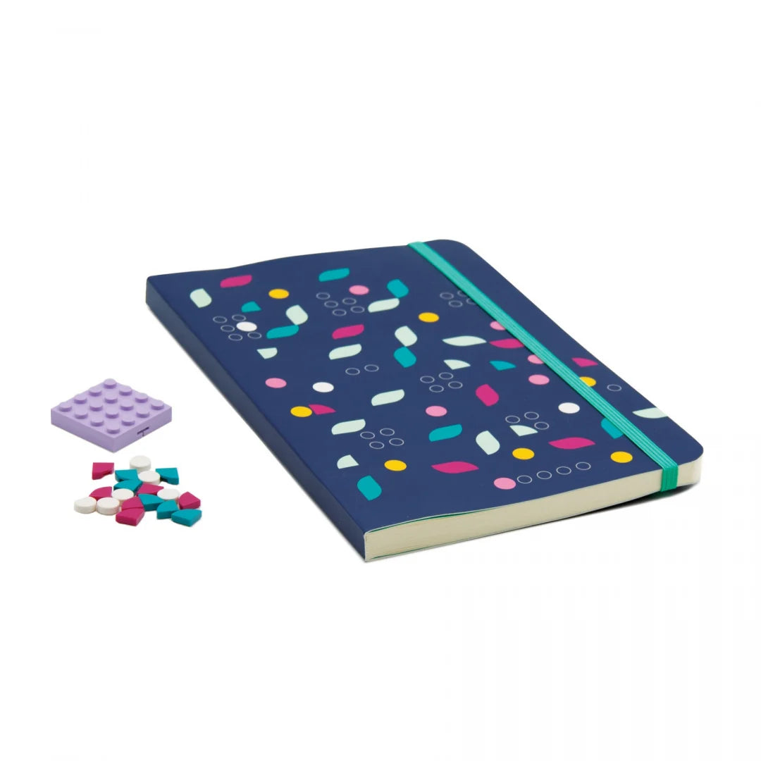 Cuaderno LEGO® DOTS con una placa y bloques para decorar